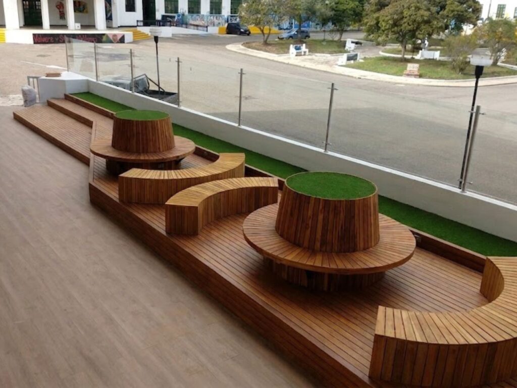 pisos deck madera maciza teca en la biblioteca central de la uptc de Tunja