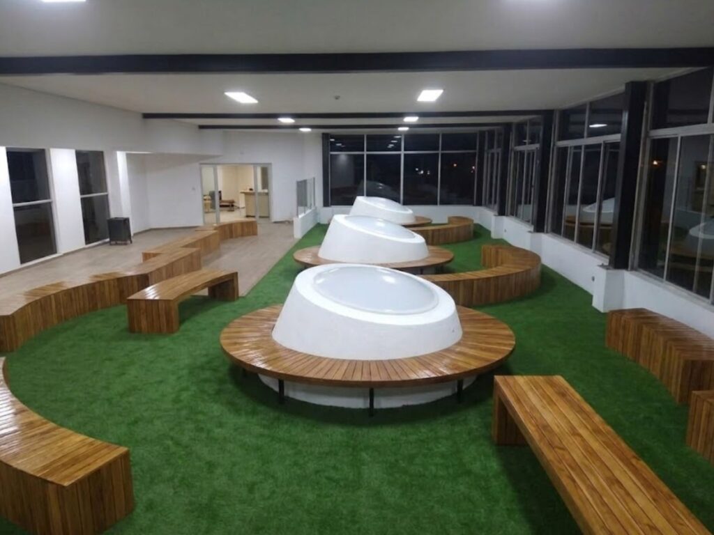 deck madera maciza teca en la biblioteca central de la Universidad Pedagogica y Tecnologica de Colombia de Tunja