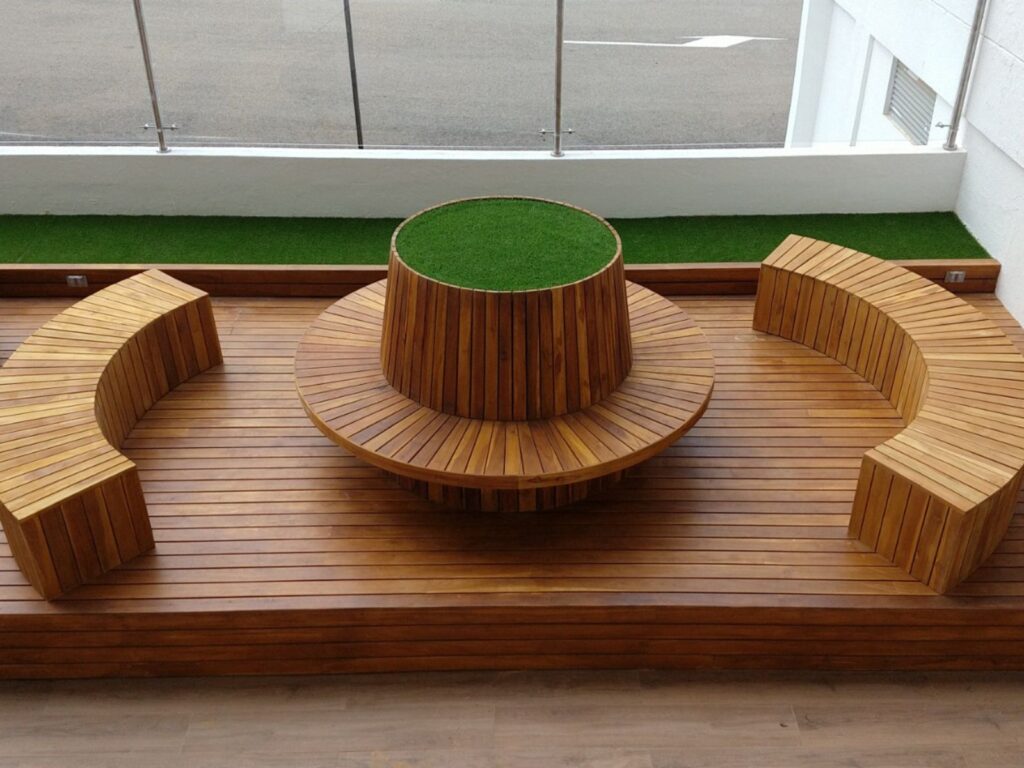 escenario en piso deck madera maciza teca en la biblioteca central de la Universidad Pedagogica y Tecnologica de Colombia de tunja