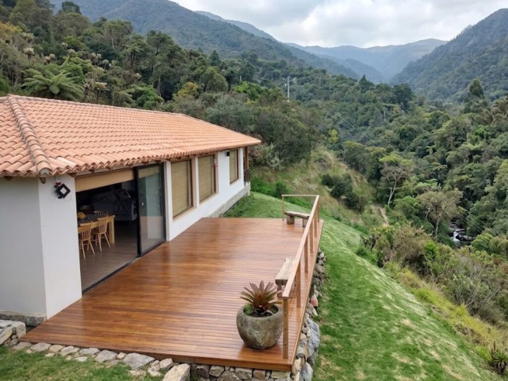 casa campestre con instalacion de pisos deck en madera maciza teca en una terraza