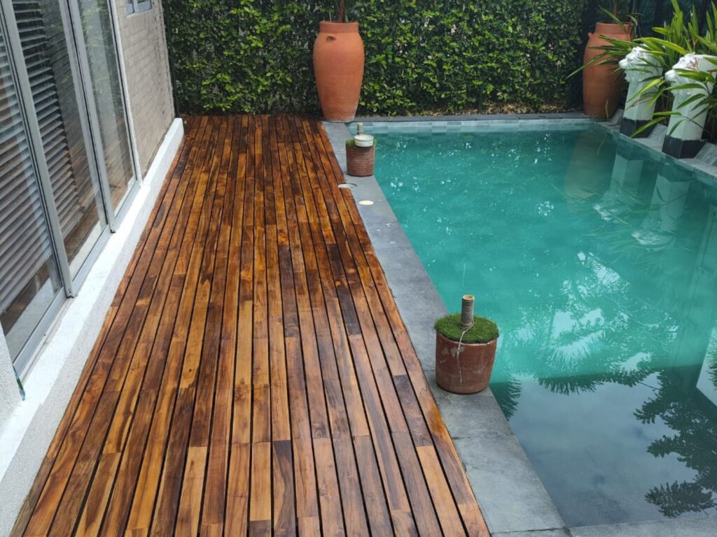 piso deck en madera maciza teca con acabo de tintado en exteriores en el area de la piscina trabajo realizado en el guamo Tolima