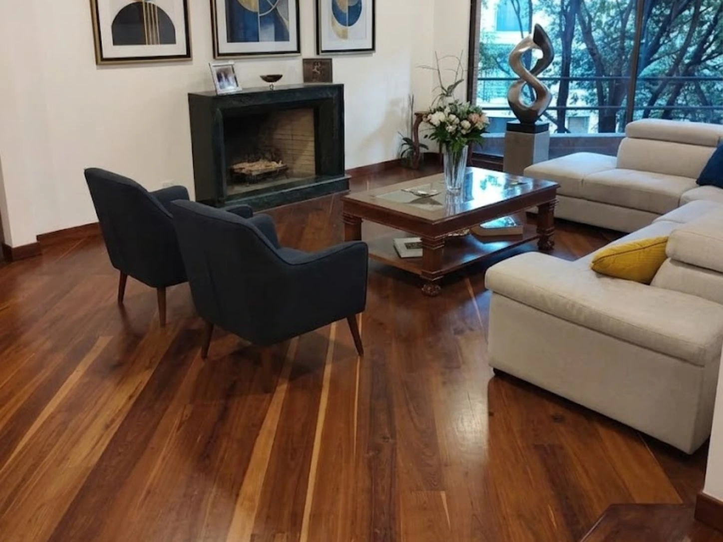 sala de de recibo moderna con instalacion de piso de madera maciza sapan