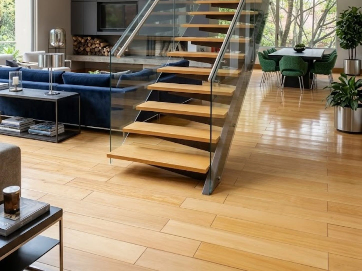 ambientacion de una sala de entretenimiento escalera y comedor en pisos de madera maciza guaimaro
